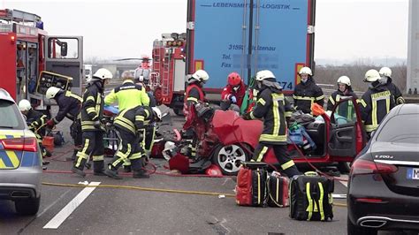 A2 Heftiger Unfall Lkw Rast In Stauende Mehrere Autos Komplett