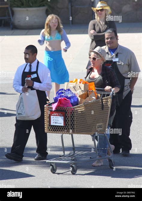Heavily Pregnant Pink Aka Alecia Moore Shopping Barefoot In The Easter