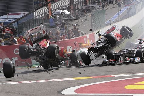 F1 Incidente Al Via Fuori Alonso E Hamilton Il Gp Va A Button Ilgiornale It