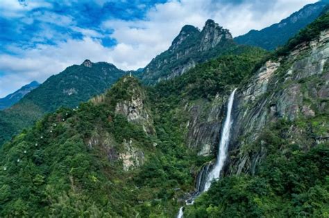 Gazing Far At The Waterfall In The Lushan Mountain By Li Bai Tang