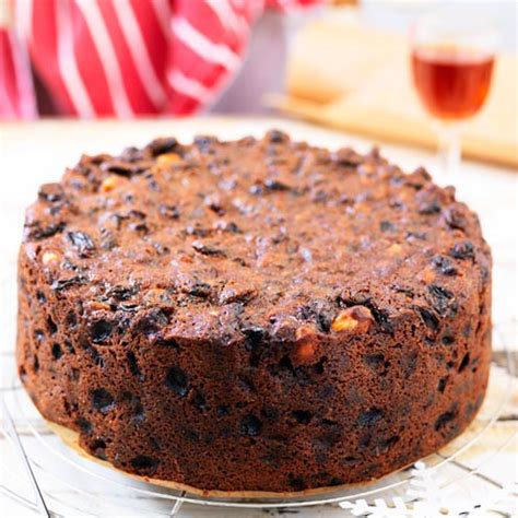 We look for a richly sweet and perfectly spiced christmas this year's best christmas cake is topped with gold fondant stars, snowflakes and a dusting of shimmering edible glitter. Christmas Cake recipe - Good Housekeeping