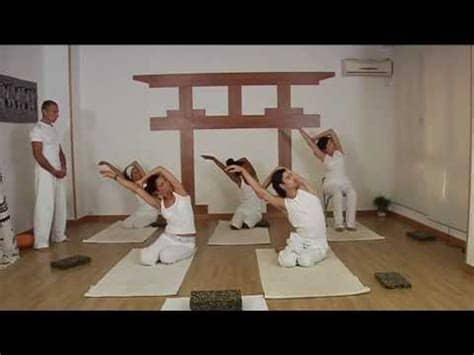 La mayoría de clases se van a poder realizar con material que todo el mundo tiene en su casa. Meditación y Yoga en Casa Clase de 15 minutos - YouTube