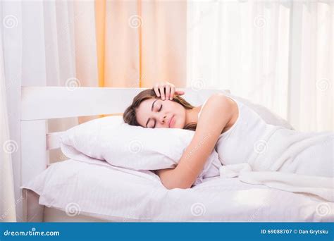 La Belle Fille Dort Dans La Chambre à Coucher Image Stock Image Du Reste Loisirs 69088707