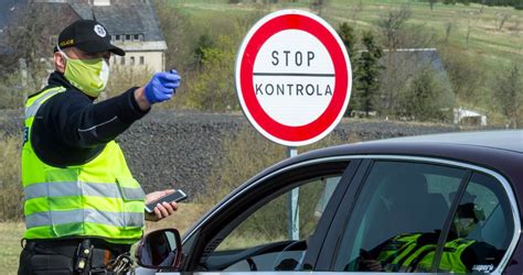U někoho se příznaky nemusí ani projevit. Požadovať pri návrate do Česka negatívny test na Covid-19 ...