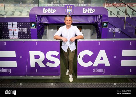 Anderlecht Dave Mattheus Nouvel Entraîneur Féminin Pose Pour Le