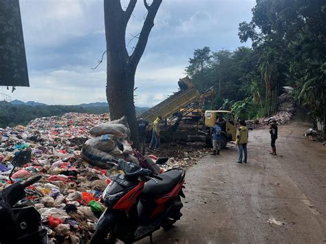 Tumpukan Sampah Di TPA Tenggarong Akibat Kendaraan Pengurai Rusak Ria