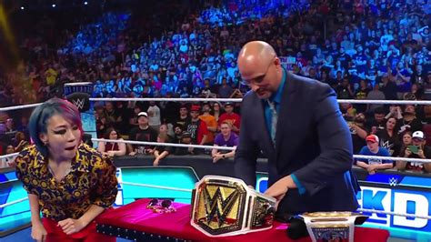 wwe presents asuka with new women s title belt on smackdown pwmania wrestling news