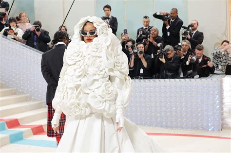 Apparently A Celeb Was Wrapped And Carried To The Met Gala And Nobody Knows