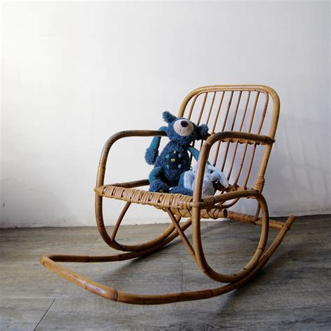 Collection de rocking chair en rotin naturel classique et contemporain. Rocking chair enfant vintage en rotin - Brocante Avenue