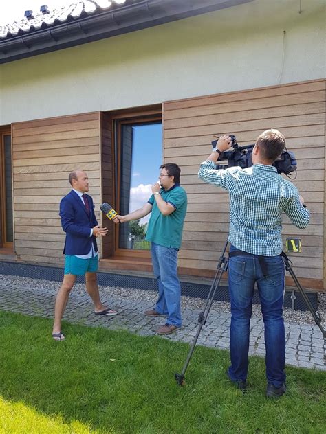 Borys budka na święto niepodległości interesujesz się polityką? Borys Budka w japonkach, marynarce i krawacie. Zdjęcie ...