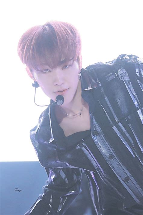 His tiger gaze🐯🔥 cr on photo | Hoshi seventeen, Seventeen ...