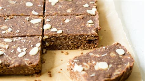 Pour the remaining oat mixture over the chocolate layer, pressing in gently and drizzle with the remaining chocolate mixture. No Bake Chocolate Oat Bars - a Breakfast Bar Recipe | The ...