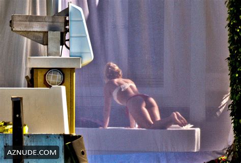 Shakira Sexy Shows Off Sweet Ass In A Bikini During