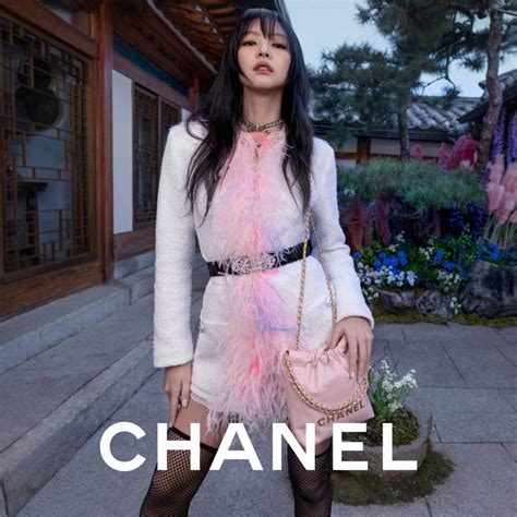 Jennie Flaunts Chanel 22 Bag With Fashionable Looks