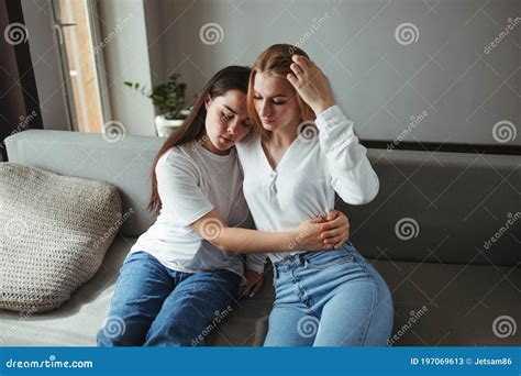 Dos Mujeres Jóvenes Acurrucadas En La Sala De Estar Imagen De Archivo Imagen De Amistad Amor