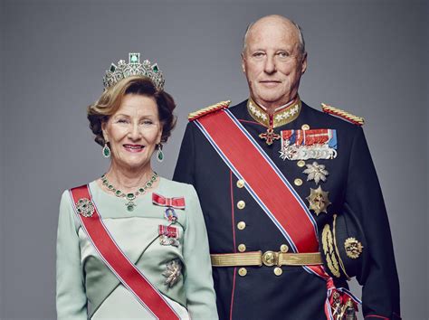 Her er dronningen avbildet sammen med dronning rania av jordan. 50 år sidan Sonja fekk prinsen og halve kongeriket ...
