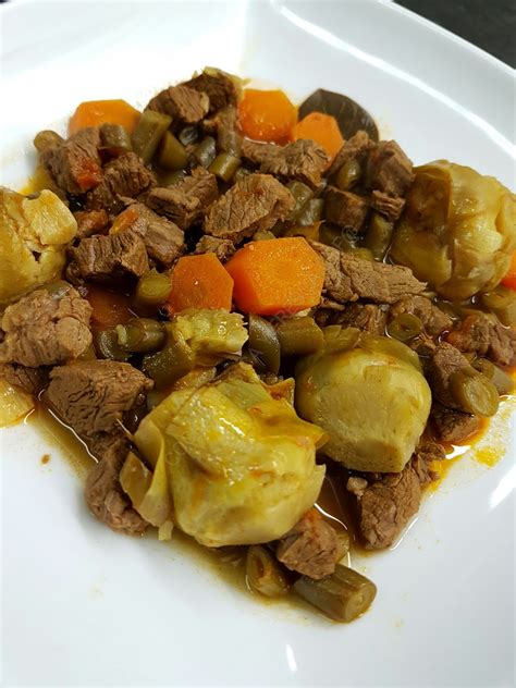 Lo primero que hacemos es limpiar las alcachofas retirando las hojas exteriores, dejando solo. ESTOFADO DE TERNERA CON ALCACHOFAS CBF@