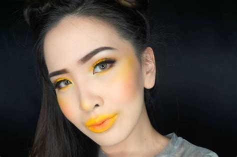 People Are Wearing Yellow Blush And It Actually Doesnt Look Bad