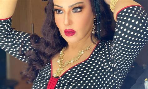 #سمية_الخشاب تهنئ جمهورها بمناسبة #عيد_الأضحى من خلال هذا الفيديو الذي ظهرت فيه وهي تتمايل وترقص بفستان أسود نال إعجاب متابعيها على انستغرام، وأرفقت الفيديو. سمية الخشاب الشهيرة بـ«حلاوتهم» تنشر صورة جديدة لـ«ملبن ...