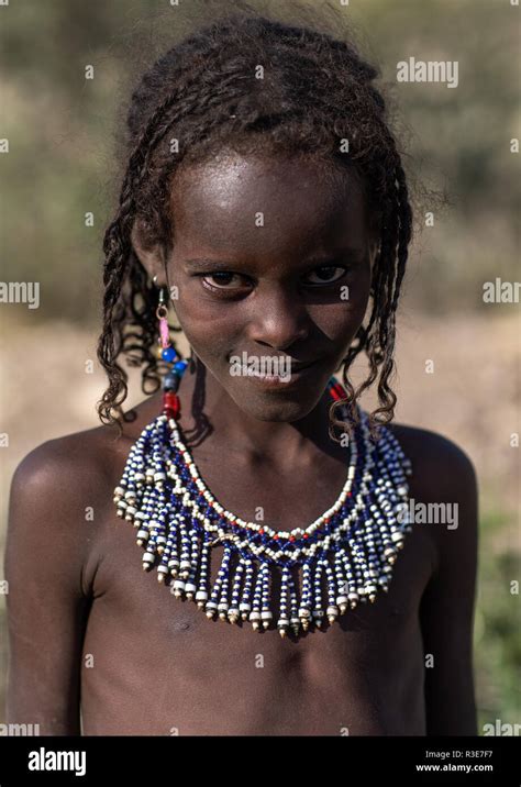 Portrait Dune Tribu Afar Fille Avec Un Collier De Perles Région Afar Ethiopie 16 Km Photo