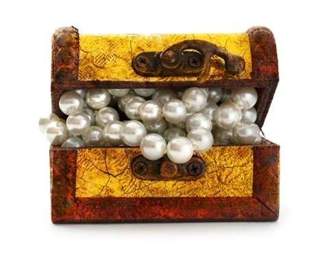 Vintage Treasure Chest With Pearls — Stock Photo © Ivanmateev 62110889