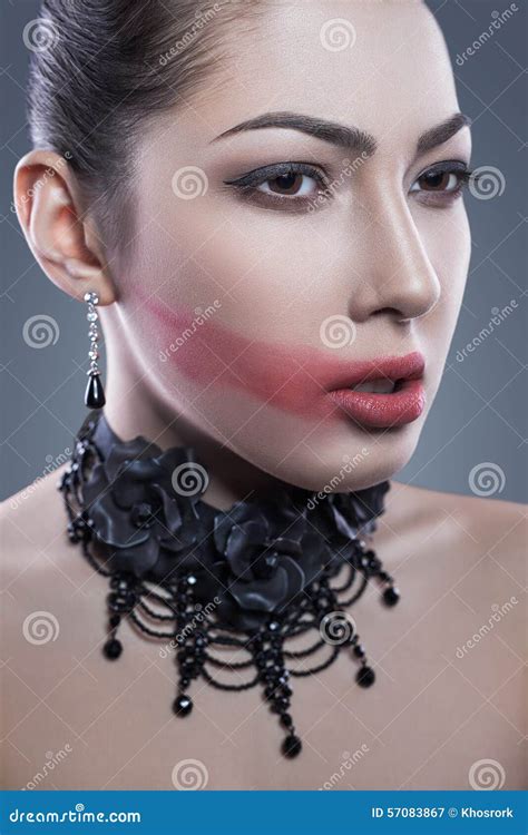 Πορτρέτο του μαύρου αγγέλου με το σκοτεινό κόκκινο Makeup Nad πυροβολισμός στούντιο εξέταση τη