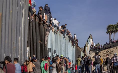 Migrantes Escalan Muro En Tijuana ¡sí Se Pudo Gritan E Oaxaca