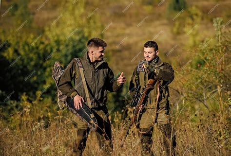 Forces Armées Camouflage Amitié Des Hommes Chasseurs Compétences De Chasse Et équipement Darmes