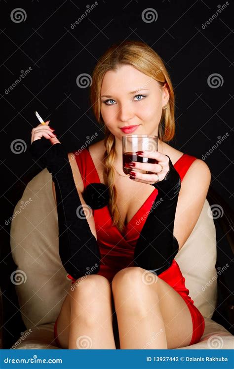 Donna Con L Alcool Bevente Della Sigaretta Fotografia Stock Immagine Di Ragazza Faccia 13927442