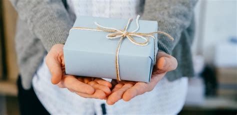 Of course, everyone's relationship with their higher ups is different — from bffs to terrifying supervisor — so it's good to have a wide range when it comes to your boss, try and keep things simple — you have plenty of other people to buy for! 15 Cheap Holiday Gifts for Bosses for 2018 - The Muse