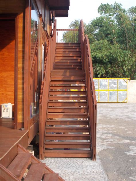 Pemasangan dinding plywood rumah kampung secara solo. Tangga kayu | Rumah kayu di sempur | Pinterest