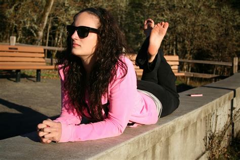 beautiful barefoot girls kayla shares her bare feet in the park doing the pose