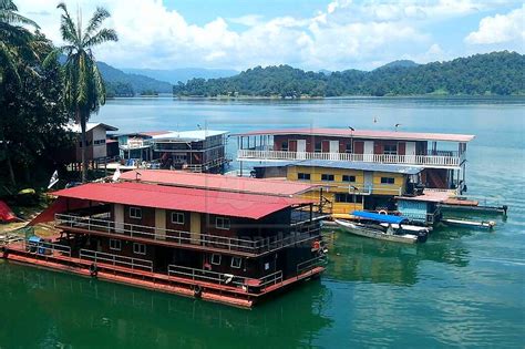 Rent this 6 bedroom boat house in kuala terengganu for $1,374/night. Kenapa Tasik Kenyir Jadi 'Port Berkampung' Kaki Pancing ...
