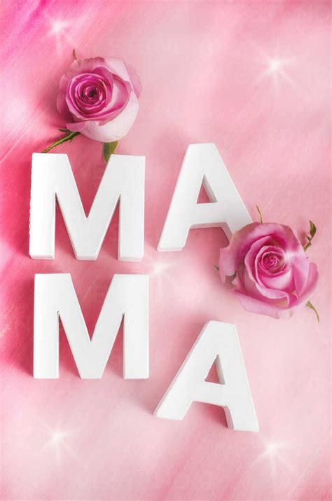 Zwei Rosenblüten Und Weiße Buchstaben Bilden Das Wort Mama Auf Rosa