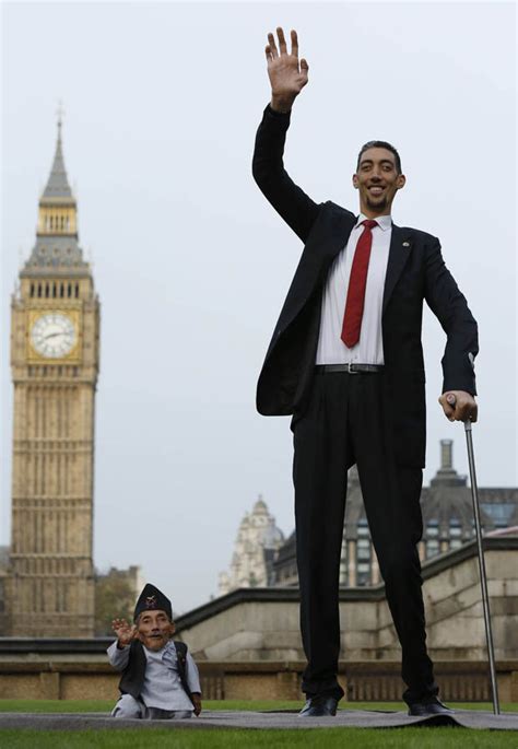 World S Tallest Man And Shortest Man Meet For Guinness World Records