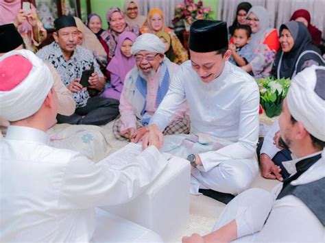 Pada saat acara akad nikah, ucapan ijab qabul diawali dengan orang tua pengantin atau. Abang posmen serah bungkusan kepada pengantin