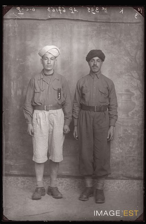 Portrait En Pied De Deux Goumiers Marocains Le Val Dajol Léo