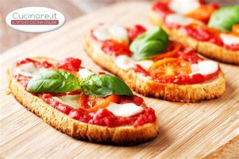 4,5/5 vota su un totale di voti: Bruschetta con Sugo di Pomodoro, Mozzarella e Basilico ...