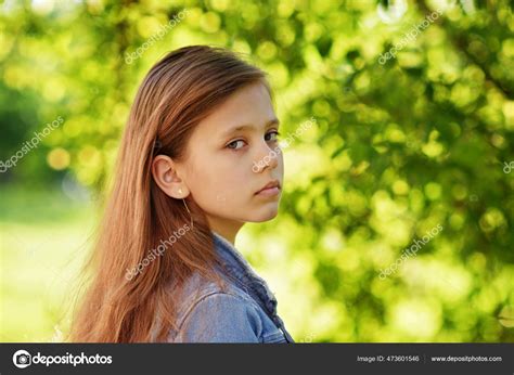 feliz menina pré adolescente parque livre fotos imagens de © reanas 473601546