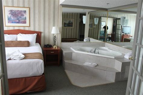Entspannen sie mit freunden und familie. Jacuzzi Suite - Picture of Ramada Plaza by Wyndham Regina ...