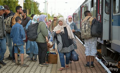 Refugees Pass Through Hungary Kairosphotos Images By Paul Jeffrey