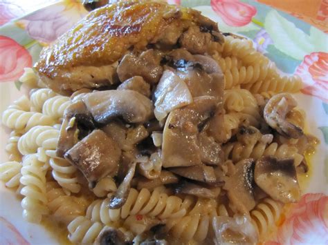 A table Poulet au vin blanc et aux champignons de Paris
