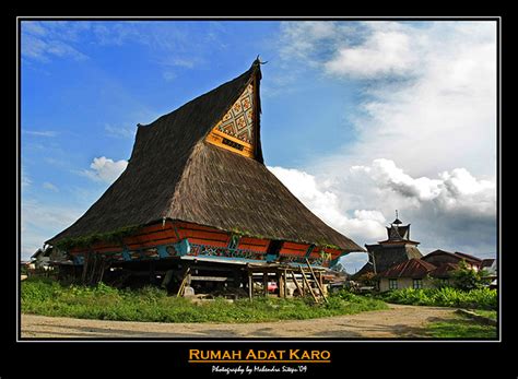 Hal yang menarik perhatian dari rumah adat batak yang satu ini adalah bentuk atapnya. Rumah Adat | Seni & Kebudayaan Indonesia