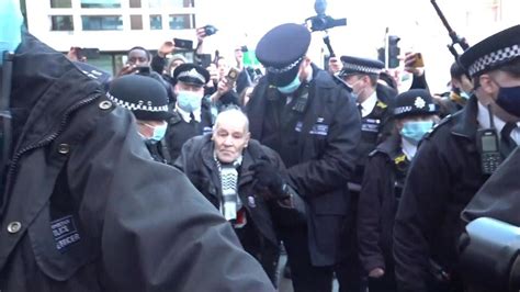 Uk 92 Year Old Man Arrested Outside London Court As Assange Denied Bail Video Ruptly