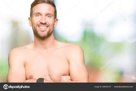 Hombre Guapo Sin Camisa Mostrando Pecho Desnudo Cara Feliz Sonriendo Fotograf A De Stock