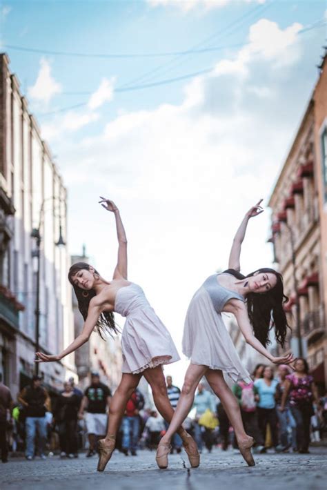 Des Danseurs Et Danseuses De Ballet Dans Les Rues De Mexico Par Omar