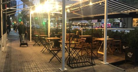 Casi bares y restaurantes todavía tienen decks en el espacio público de La Plata