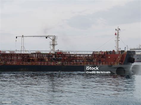Kapal Kargo Industri Besar Di Atas Air Kapal Dagang Memasuki Pelabuhan