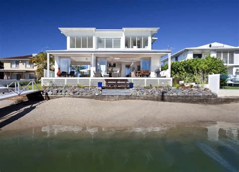 Airy Beachfront Home With Contemporary And Casual Style