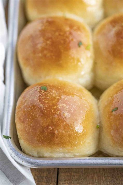 Perfectly Easy Dinner Rolls Are An Incredibly Light Fluffy Buttery